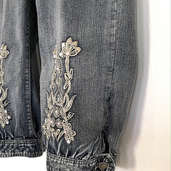 Jeans below the knee lenght with embelished applique. - Picture 5 of 7
